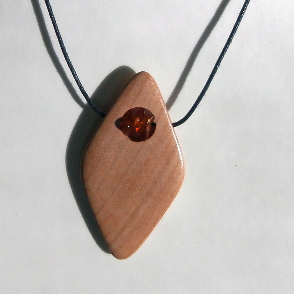 Collier aus Bernstein und Holz mit rautenförmigem Anhänger