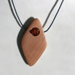 Collier aus Bernstein und Holz mit rautenförmigem Anhänger