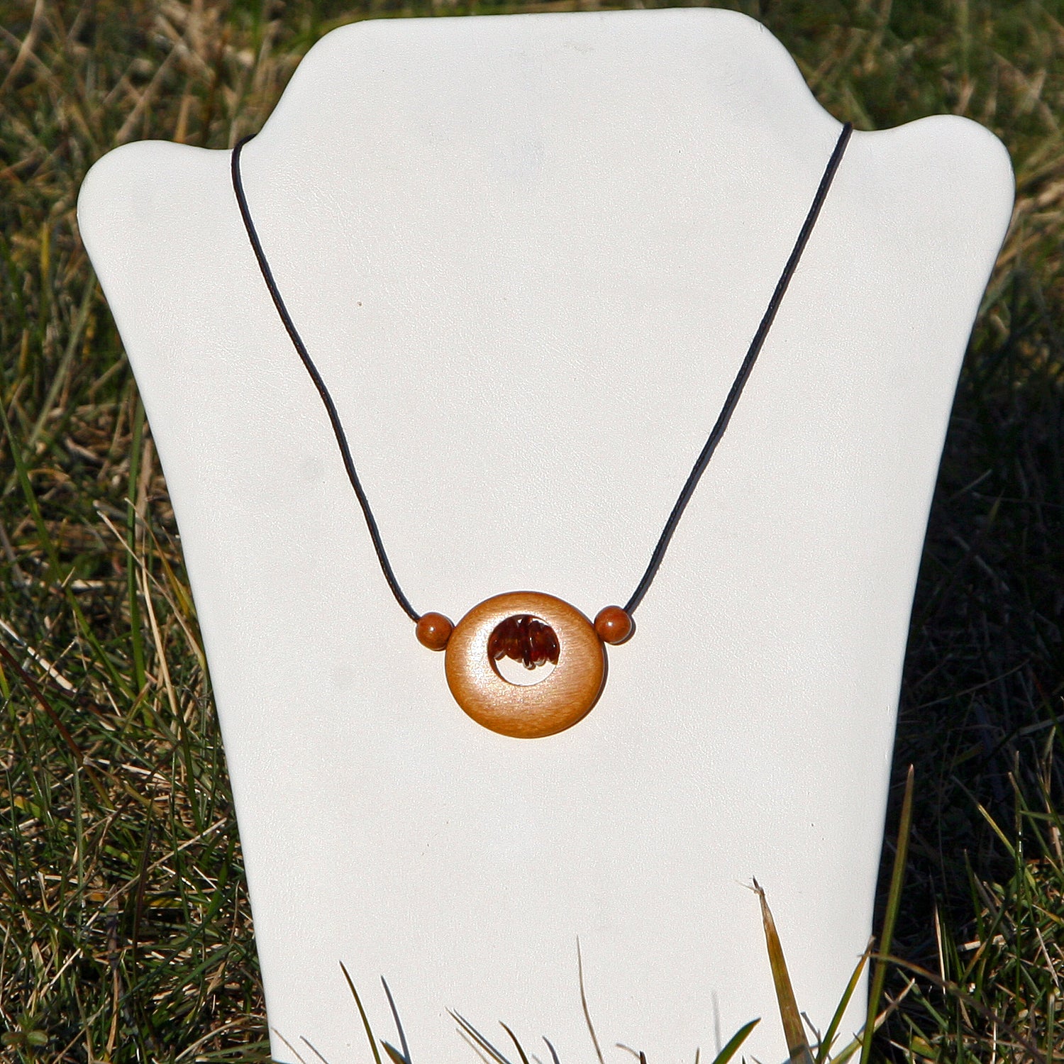 Collier mit 5 kleinen Bernsteinen in Holzscheibe, Unikat