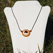 Collier mit 5 kleinen Bernsteinen in Holzscheibe, Unikat