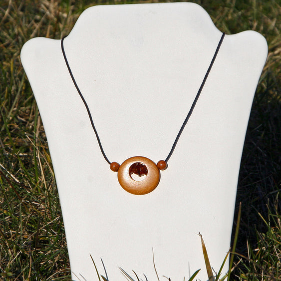 Collier mit 5 kleinen Bernsteinen in Holzscheibe, Unikat