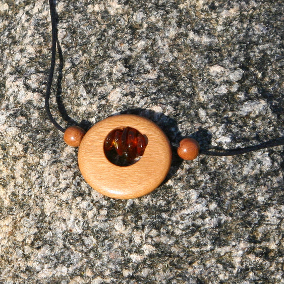 Collier mit 5 kleinen Bernsteinen in Holzscheibe, Unikat