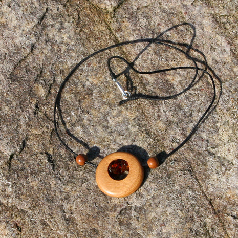 Collier mit 5 kleinen Bernsteinen in Holzscheibe, Unikat