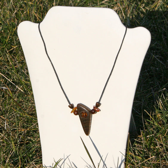 Collier aus Bernstein und Holz im Dreieck-Design