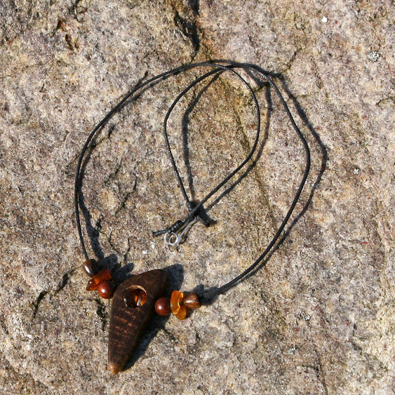 Collier aus Bernstein und Holz im Dreieck-Design