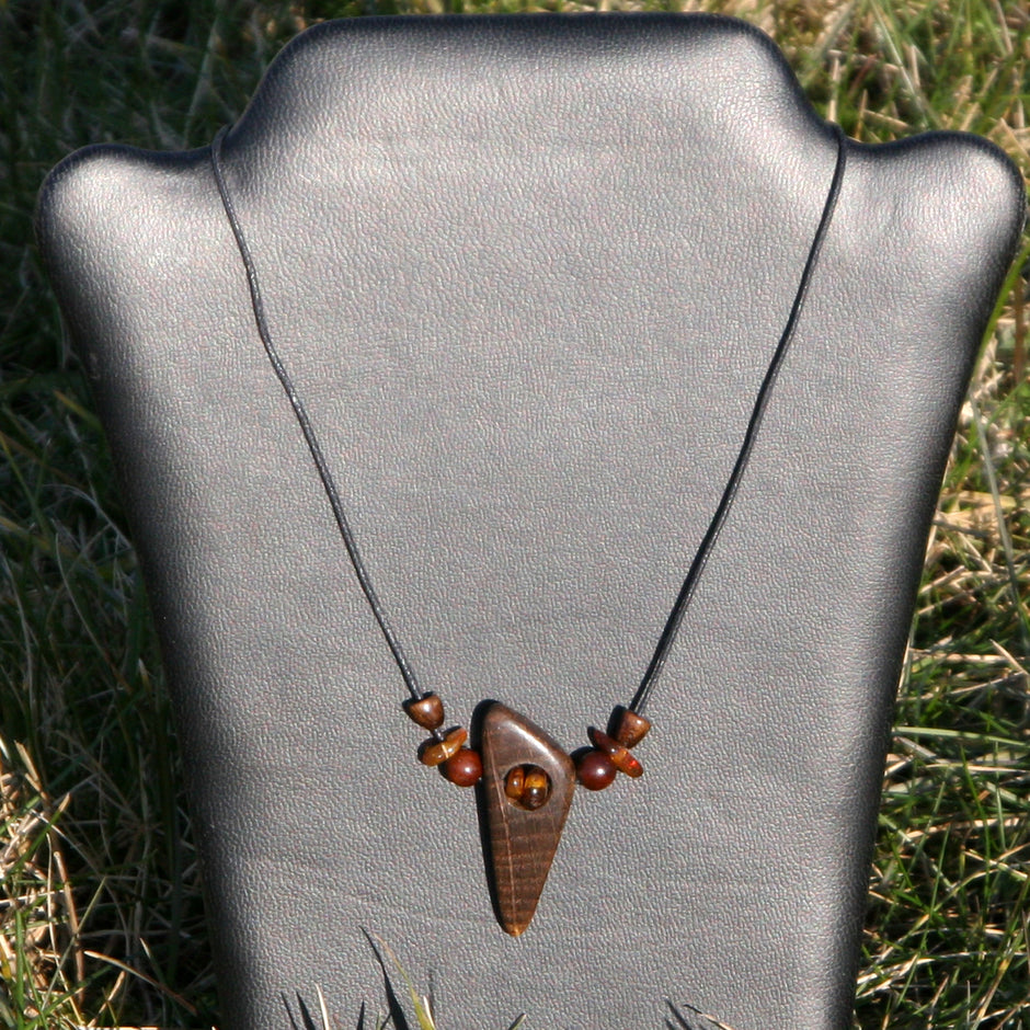 Collier aus Bernstein und Holz im Dreieck-Design