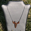 Collier aus Bernstein und Holz im Dreieck-Design