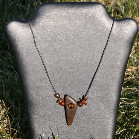 Collier aus Bernstein und Holz im Dreieck-Design