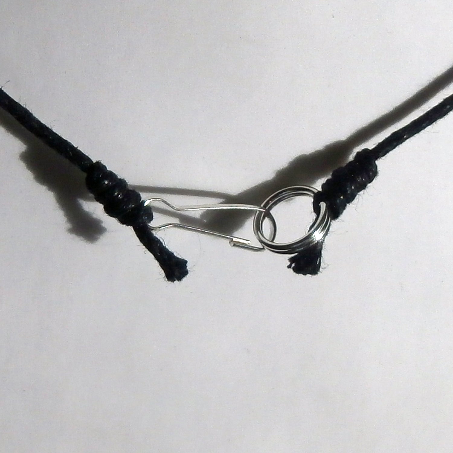 Collier mit 3 Bernsteinen und rautenförmigem Holz