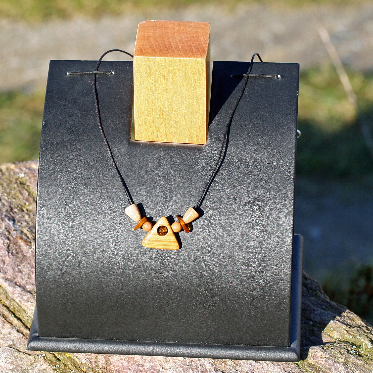 Collier aus Bernstein und Holzperlen, dreieckig und einzigartig