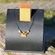 Collier aus Bernstein und Holzperlen, dreieckig und einzigartig