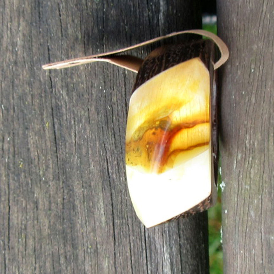 Wunderschöner Fingerringaus Holz und Bernstein