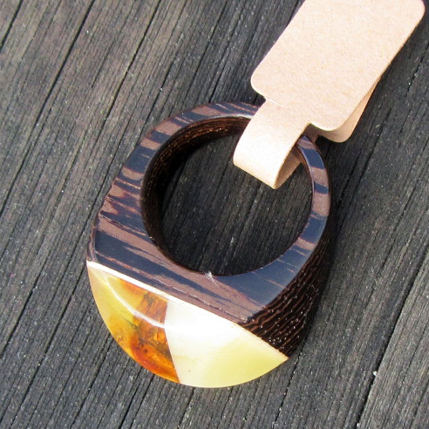 Wunderschöner Fingerringaus Holz und Bernstein