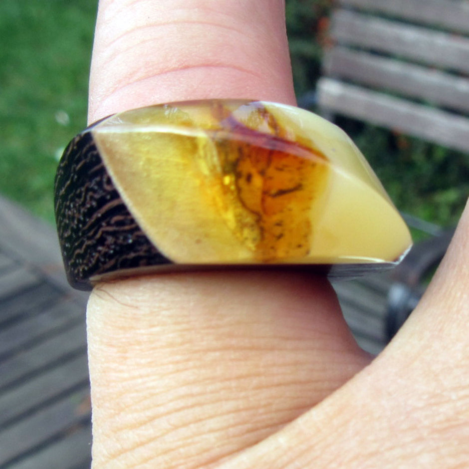 Wunderschöner Fingerringaus Holz und Bernstein