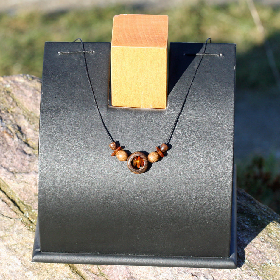 Collier aus Bernstein in dunklem Holzring – Einzelstück