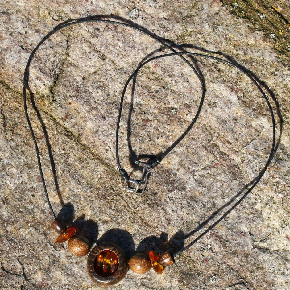 Collier aus Bernstein in dunklem Holzring – Einzelstück