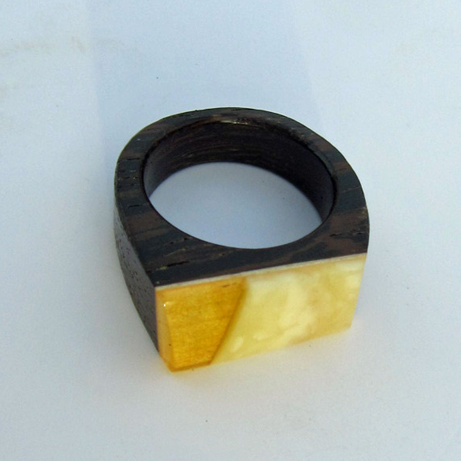 Einzigartiger Ring aus Holz und Bernstein von der Ostsee