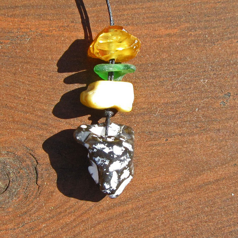 Kleiner Hühnergott mit Bernstein und Seeglas, Unikat