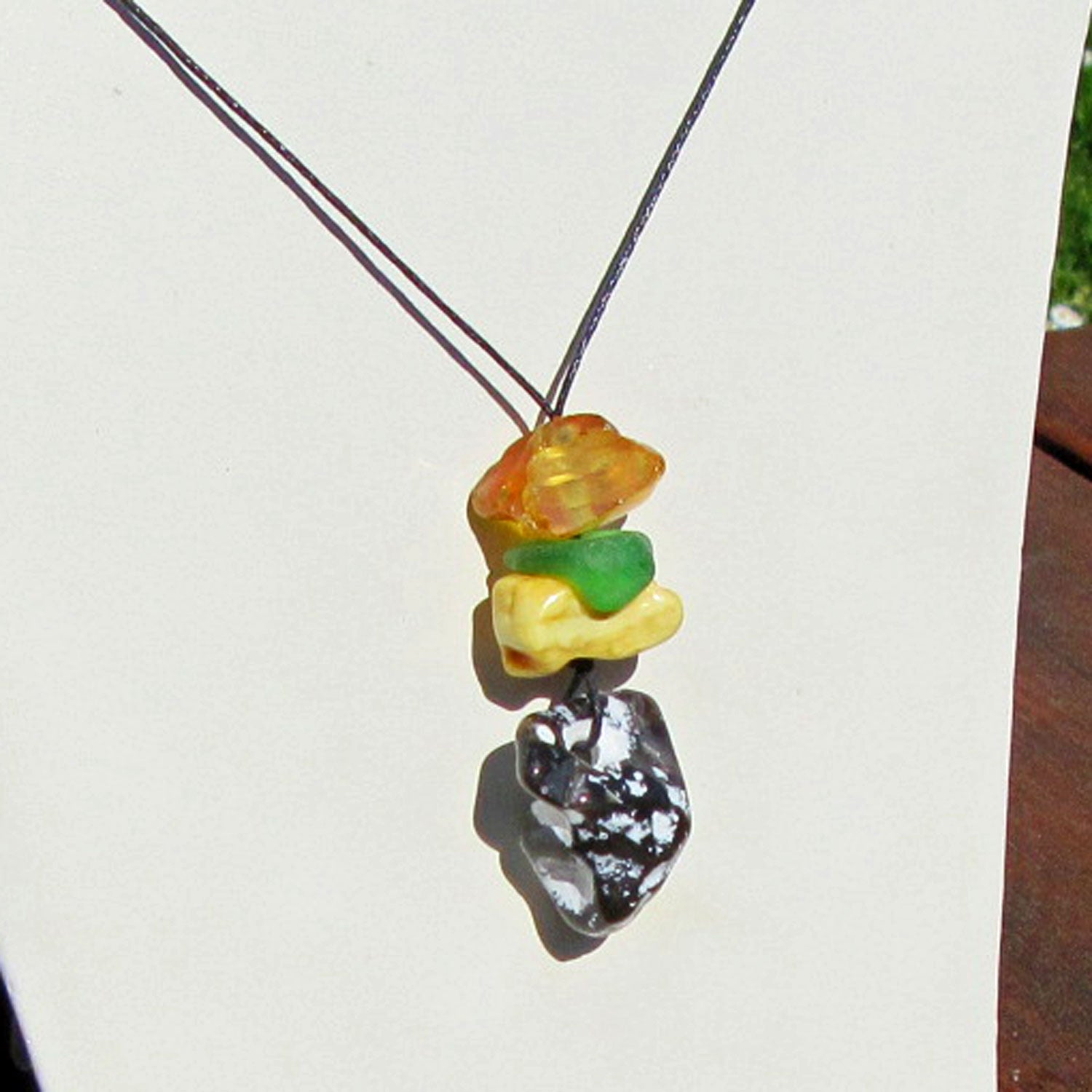 Kleiner Hühnergott mit Bernstein und Seeglas, Unikat