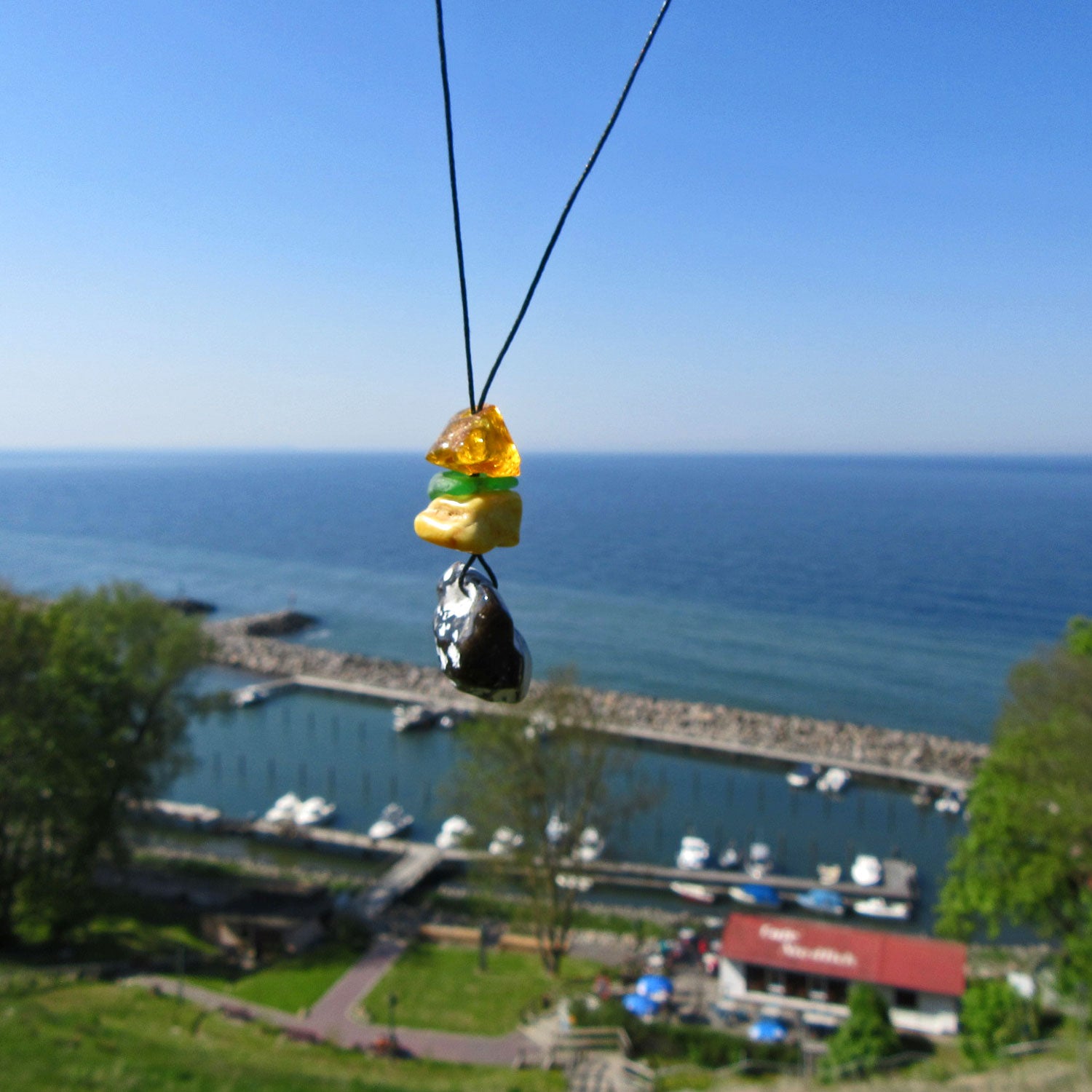 Kleiner Hühnergott mit Bernstein und Seeglas, Unikat