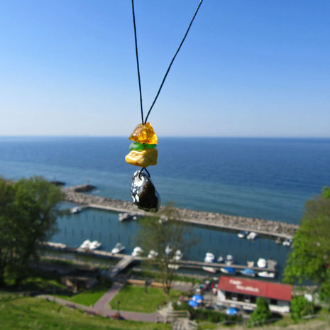 Kleiner Hühnergott mit Bernstein und Seeglas, Unikat