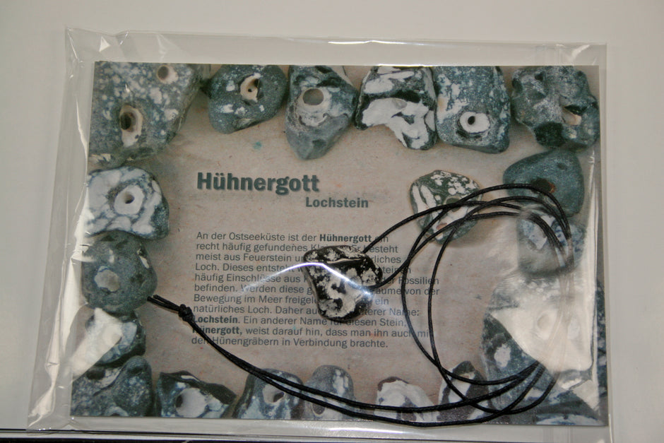 Hühnergott Lochstein am Band – maritimer Glücksbringer