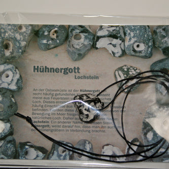 Hühnergott Lochstein am Band – maritimer Glücksbringer