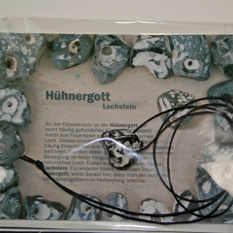 Hühnergott Lochstein am Band – maritimer Glücksbringer