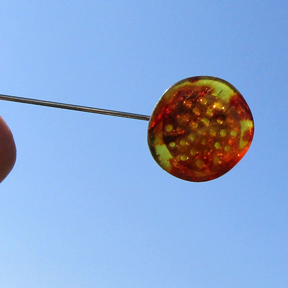 Hutnadel mit Bernstein – maritimes Einzelstück von Rügen