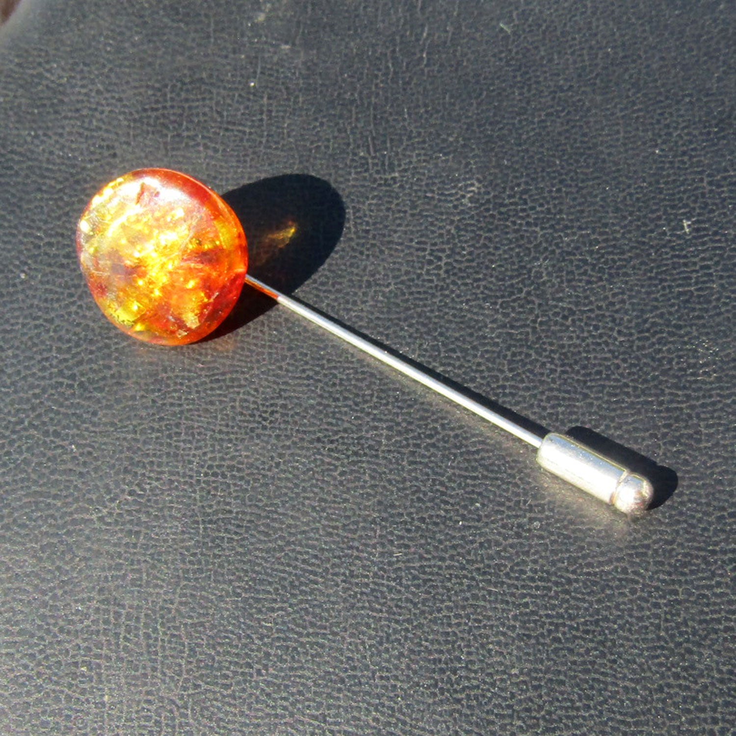 Hutnadel mit Bernstein – maritimes Einzelstück von Rügen