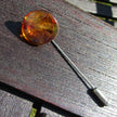 Hutnadel mit Bernstein – maritimes Einzelstück von Rügen
