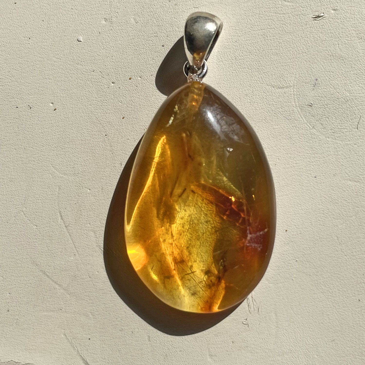 Bernsteinanhänger mit Inklusen – Unikat von der Ostsee-Insel