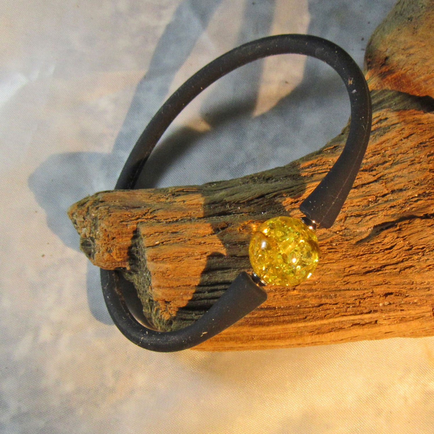 Einzigartiges Silikonarmband mit goldgelber Bernsteinperle