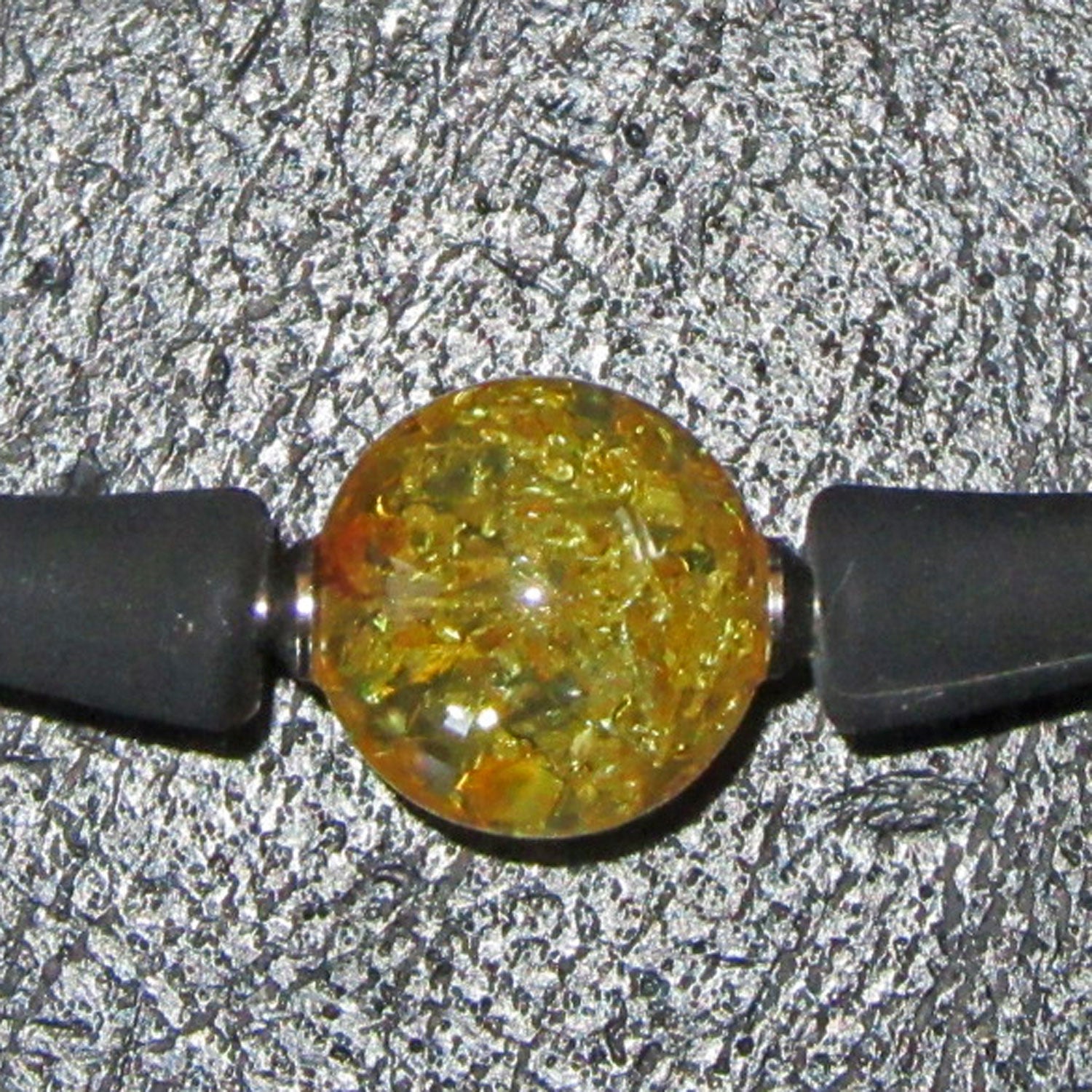 Einzigartiges Silikonarmband mit goldgelber Bernsteinperle