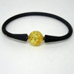 Einzigartiges Silikonarmband mit goldgelber Bernsteinperle