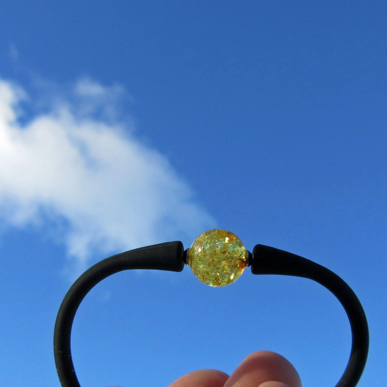 Einzigartiges Silikonarmband mit goldgelber Bernsteinperle