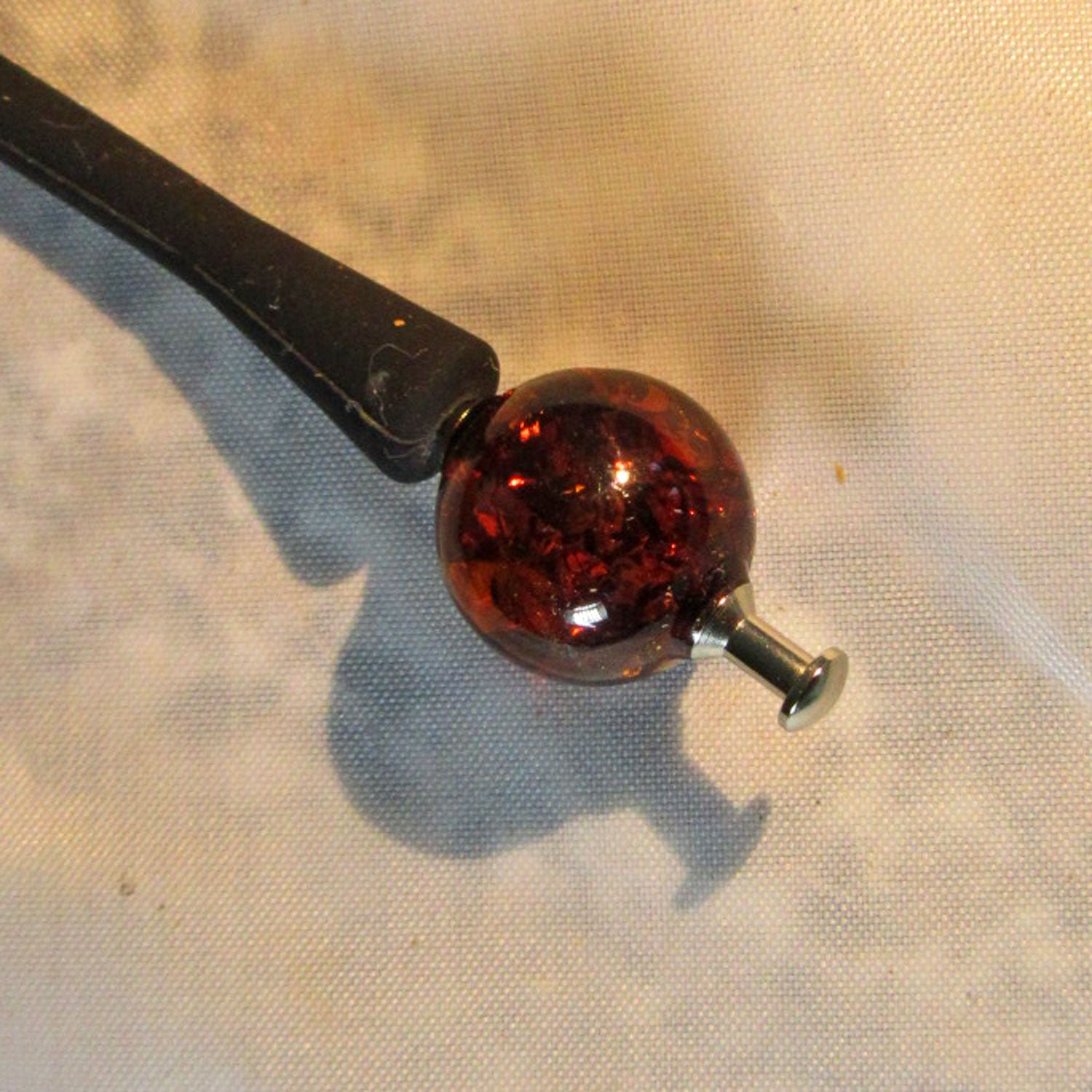 Silikonarmband mit kognacfarbener Bernsteinperle, Unikat