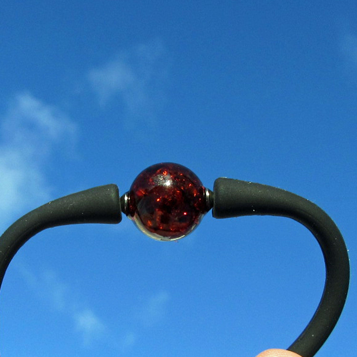 Silikonarmband mit kognacfarbener Bernsteinperle, Unikat