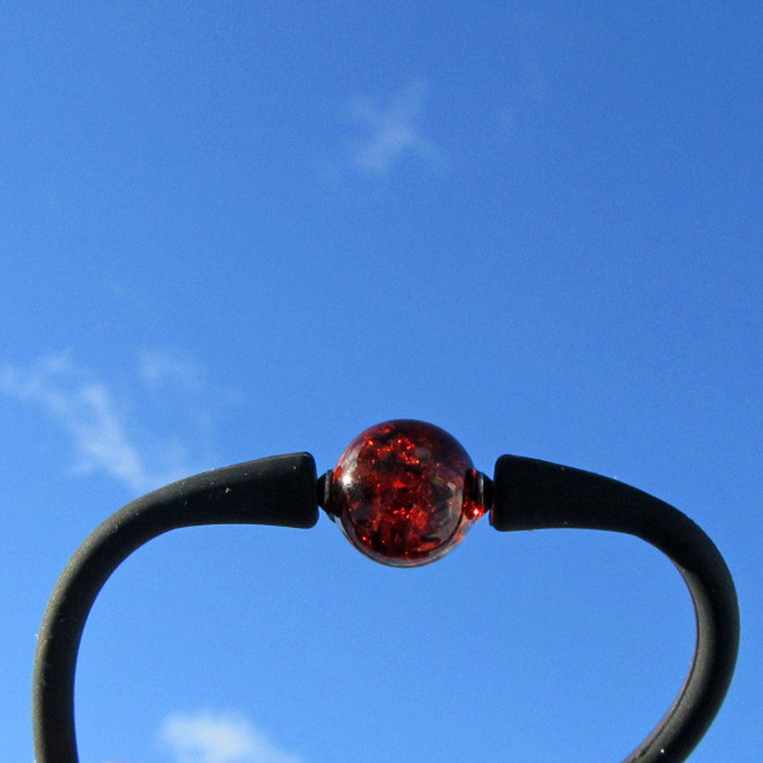 Silikonarmband mit kognacfarbener Bernsteinperle, Unikat