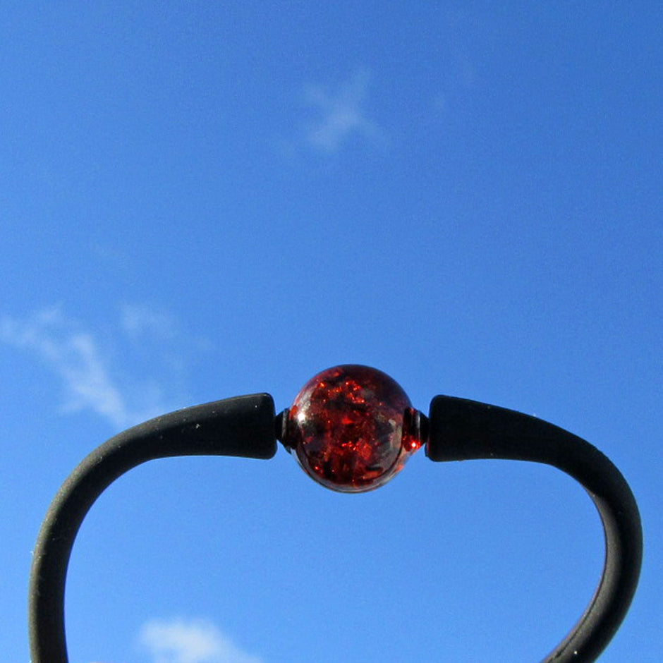 Silikonarmband mit kognacfarbener Bernsteinperle, Unikat