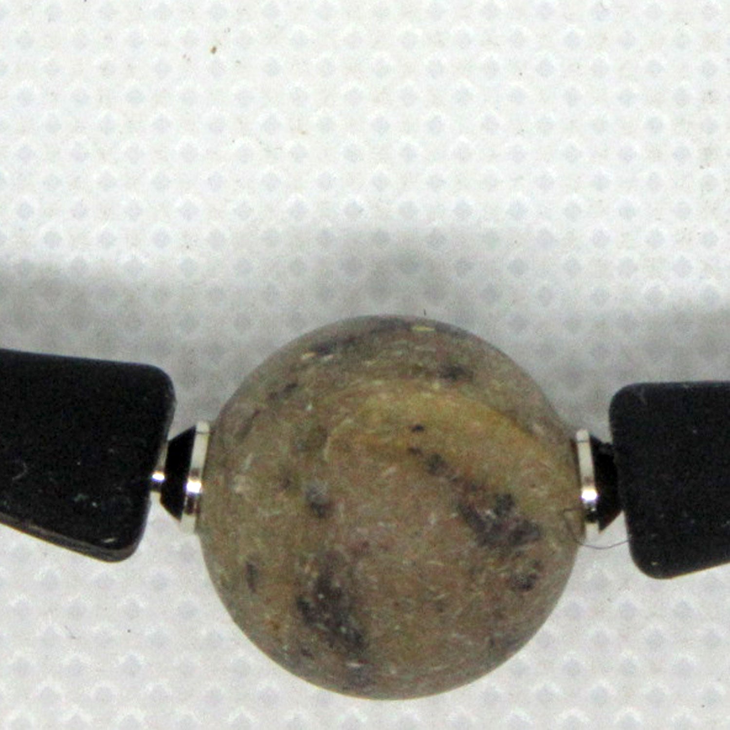 Silikonarmband mit unpolierter Bernsteinperle, Unikat