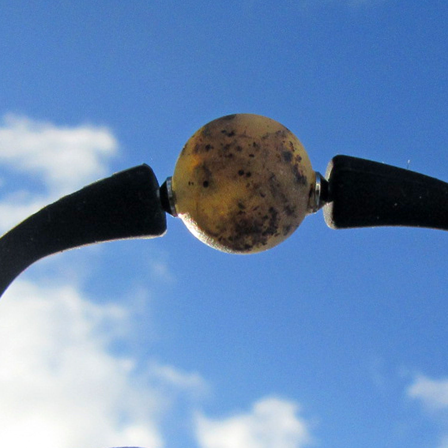 Silikonarmband mit unpolierter Bernsteinperle, Unikat