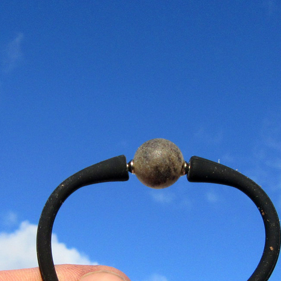 Silikonarmband mit unpolierter Bernsteinperle, Unikat