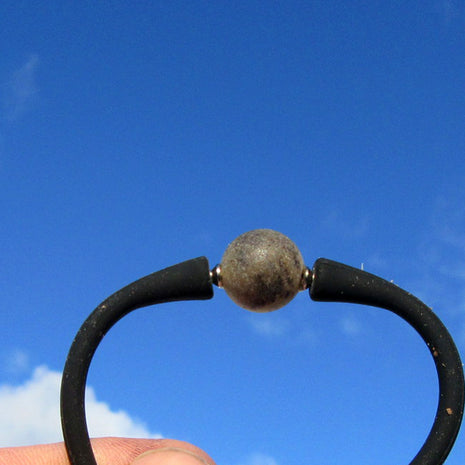 Silikonarmband mit unpolierter Bernsteinperle, Unikat