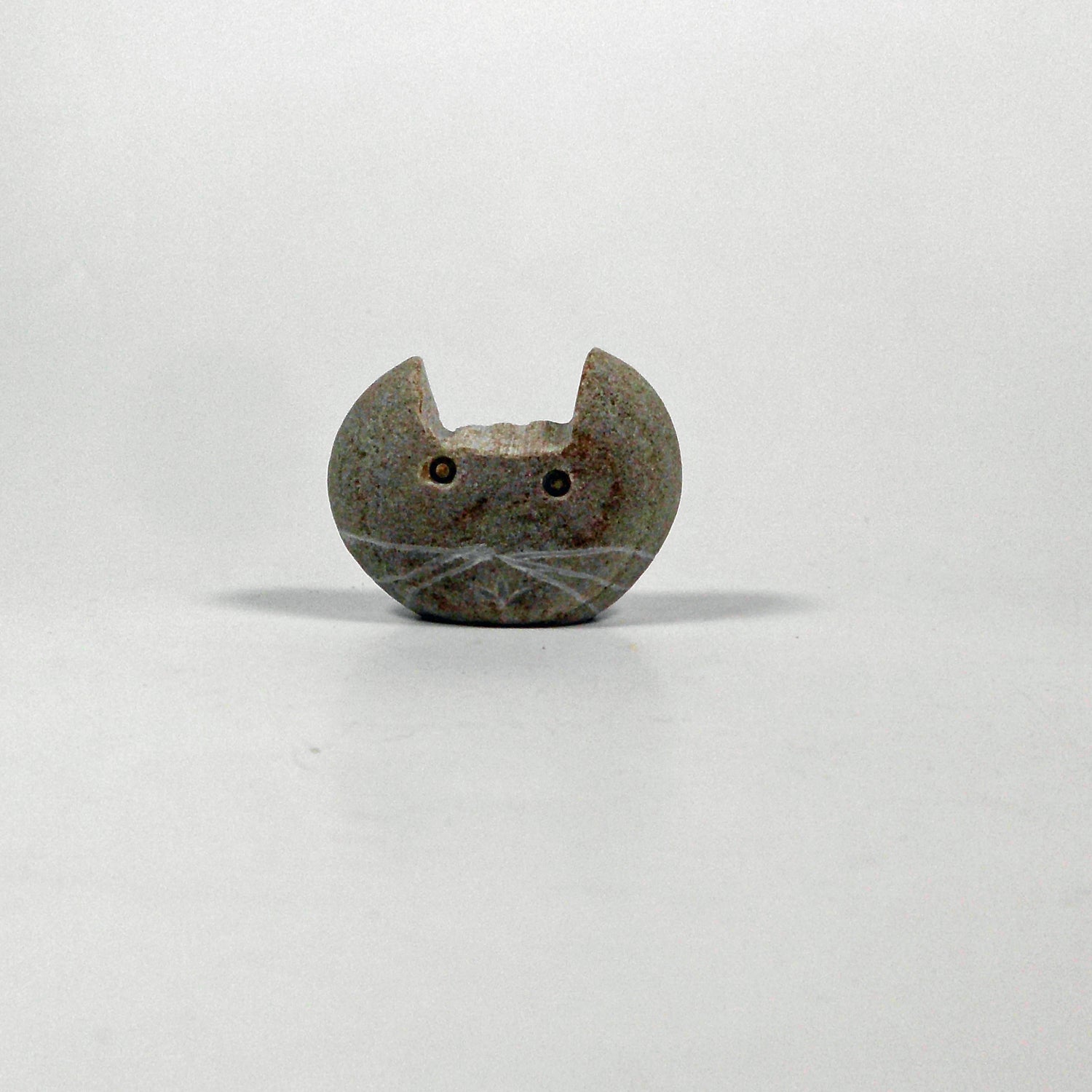 Katzenkopf aus Sandstein, handgearbeitet, einzigartig