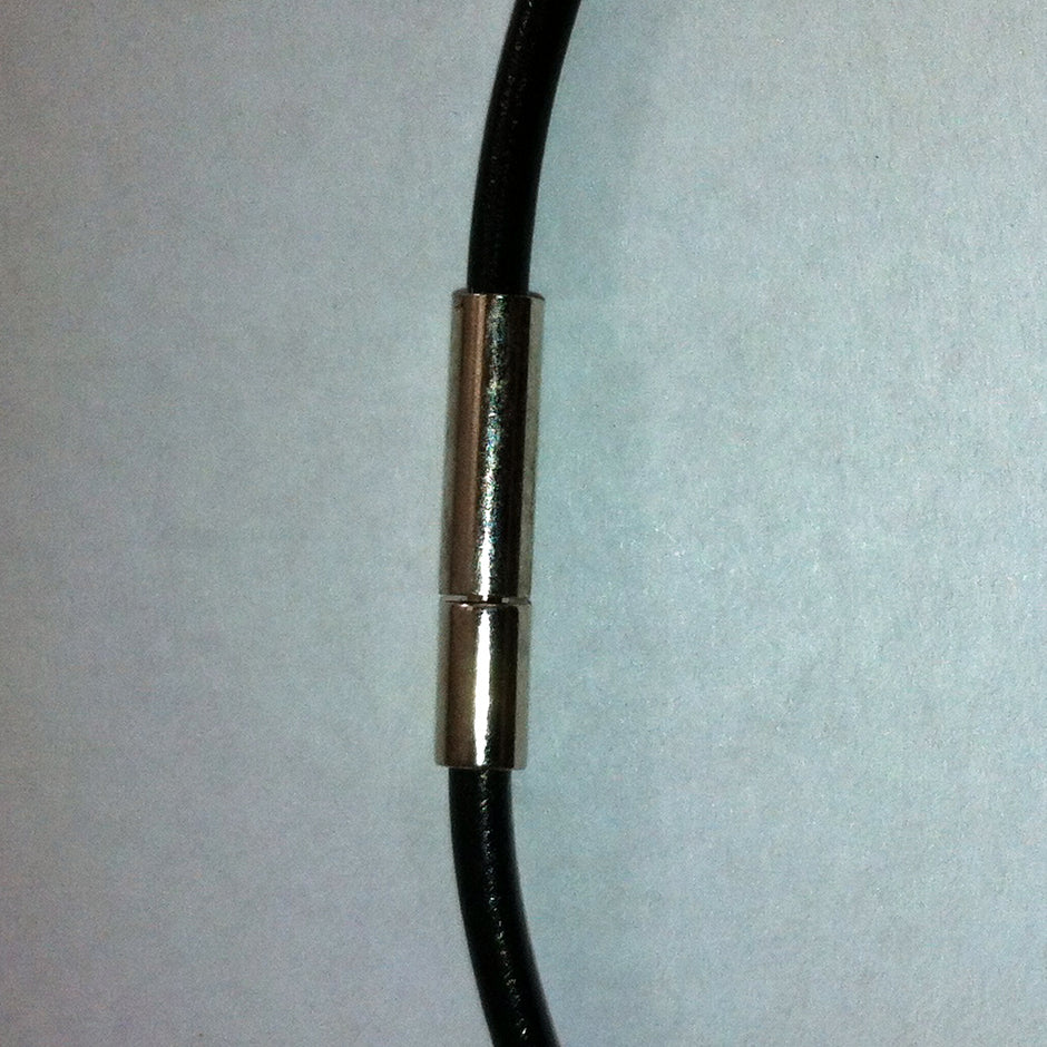 Schwarzes Kautschukcollier mit Edelstahlverschluss