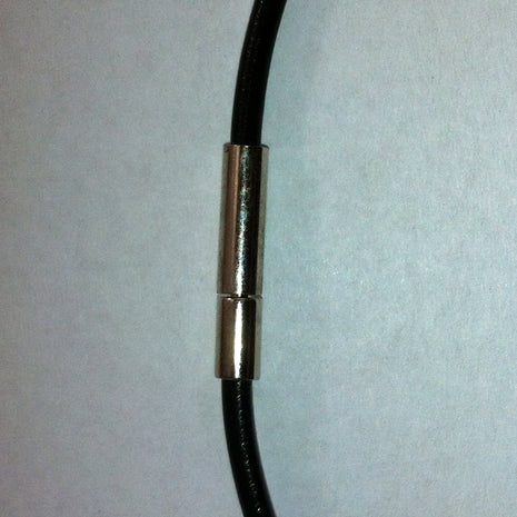Schwarzes Kautschukcollier mit Edelstahlverschluss