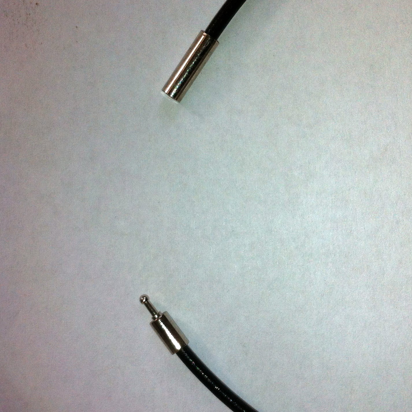 Schwarzes Kautschukcollier mit Edelstahlverschluss