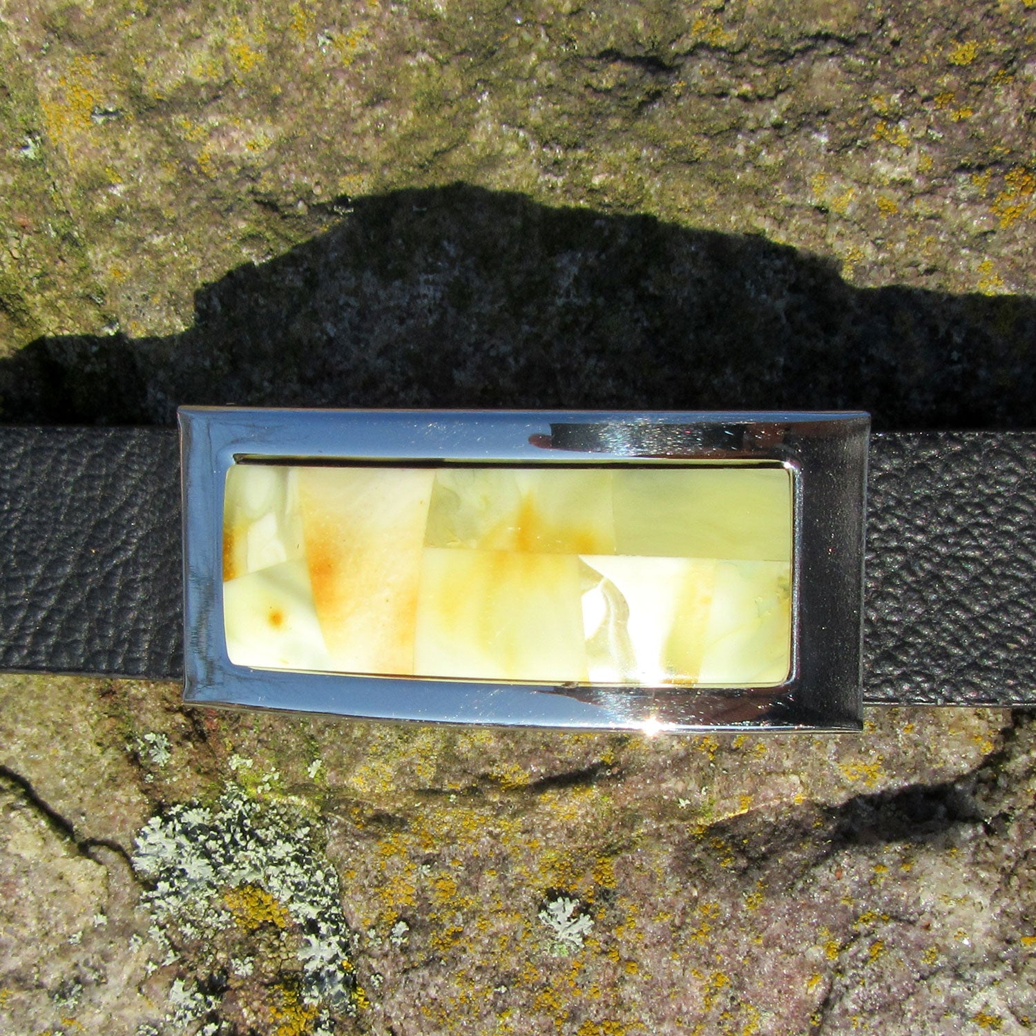 Armband aus Kautschuk mit Bernsteinintarsien, Unikat