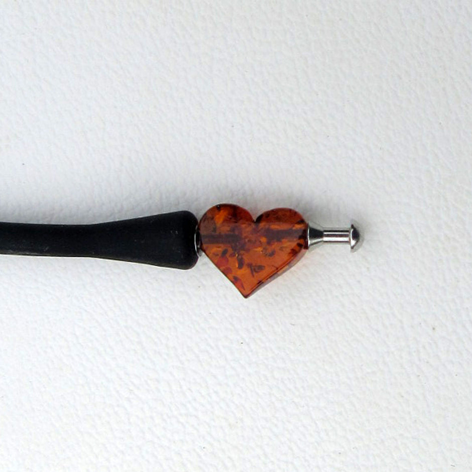 Einzelstück: Kautschukarmband mit Herz aus Bernstein